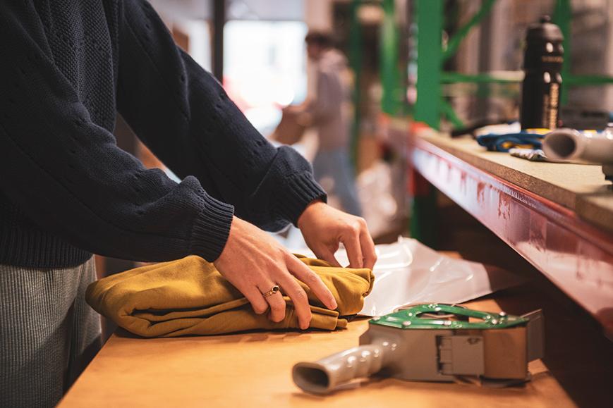 Pakjes inpakken die via de Webshop van Mister T besteld werden.