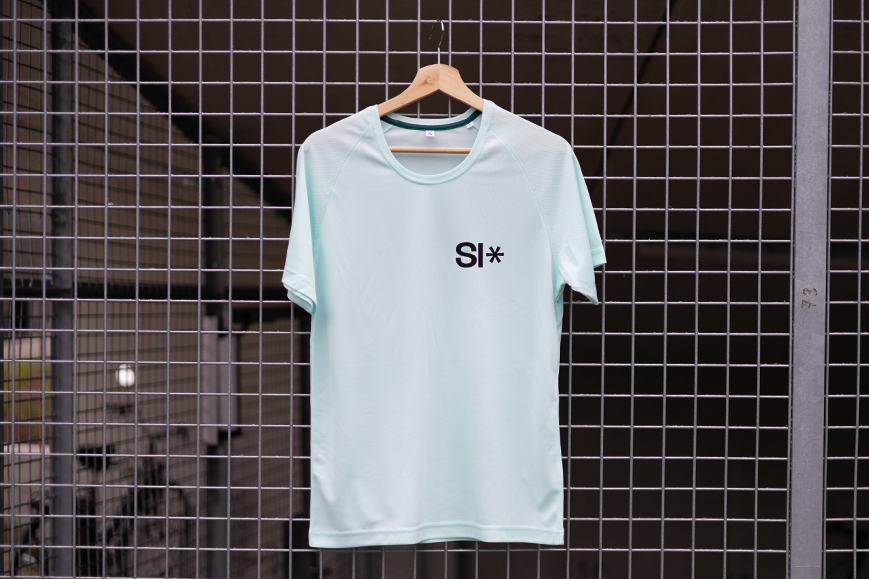 Een bedrukt sporttruitje met het logo van Studio Sissi met een transfer.